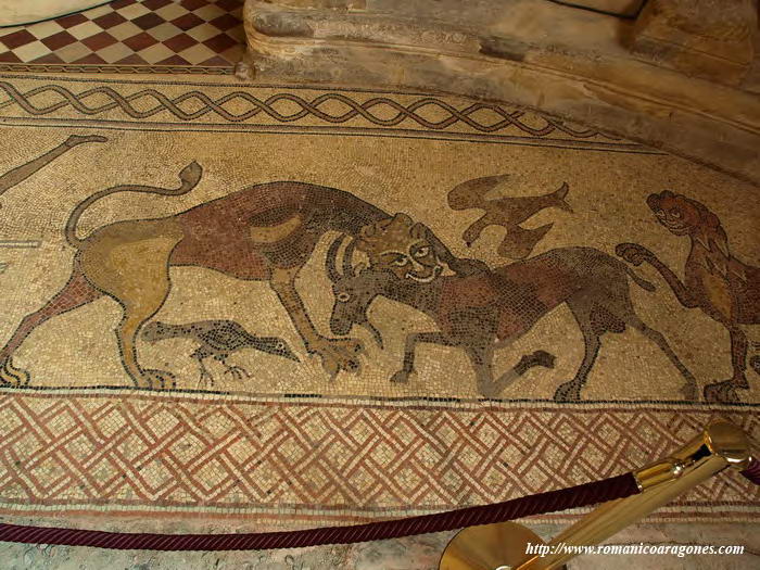 ESCENA DE LEONES ABATIENDO RUMIANTE